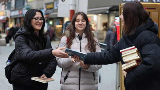 Kitap sevgisi sokağa taşındı; Cumhuriyet Bulvarı’nda kitap sürprizi