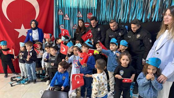 Anne Şehir’de polislere sürpriz kutlama