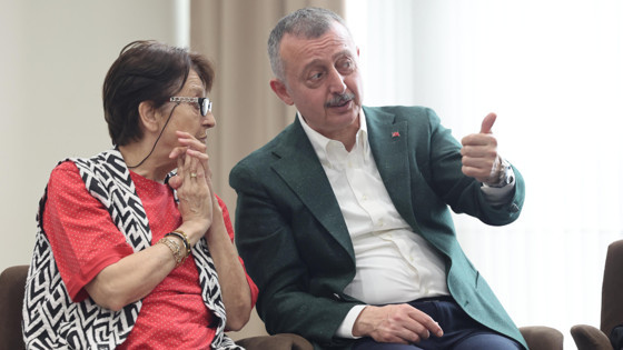 Tahir Büyükakın, Anneler Günü'nde şehit ailesi ve huzurevini ziyaret etti