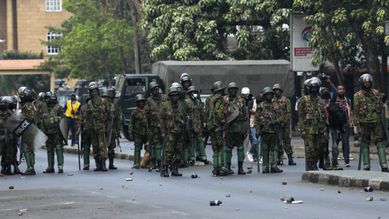 Kenya'da sokaklar karıştı: Onlarca yaralı!