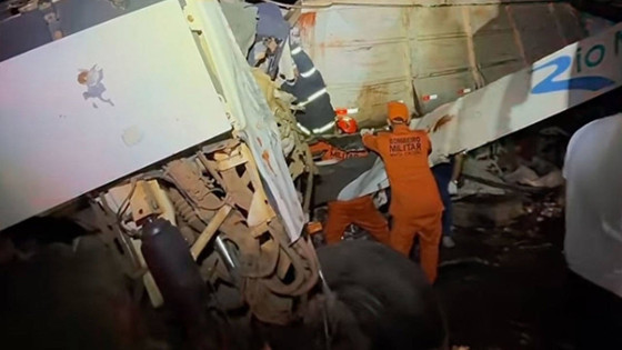 Yolcu otobüsüyle kamyon çarpıştı: 11 ölü 45 yaralı