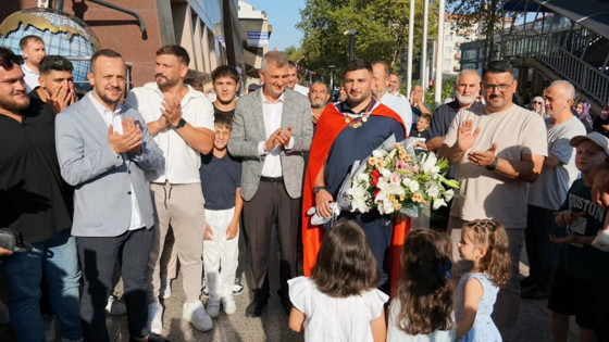 Başpehlivan Abdülrefik Öner’e Gölcük’te Coşkulu Karşılama