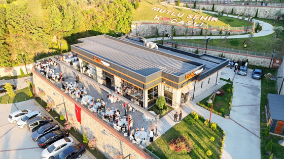 Hem kafe hem davet salonu... Taze Kruvasan&Kahve büyük ilgi görüyor