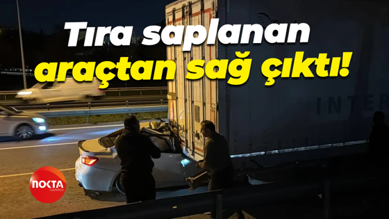 Tıra saplanan araçtan sağ çıktı!
