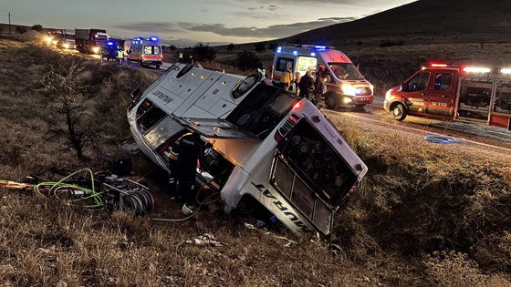Afyonkarahisar'da trafik faciası: Yolcu otobüsü devrildi!