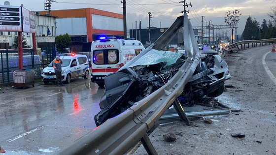 Kocaeli'de korkutan kaza: Otomobil bariyerlere saplandı!