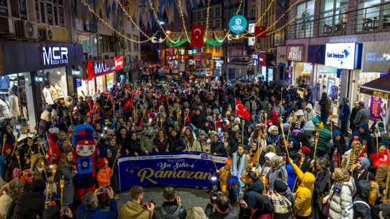 Gebze, Ramazan'a özel "Fener Alayı" ile aydınlandı