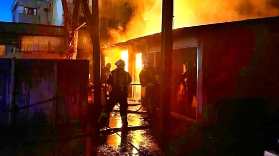 Karamürsel'de korkutan yangın! İşyeri alevlere teslim oldu