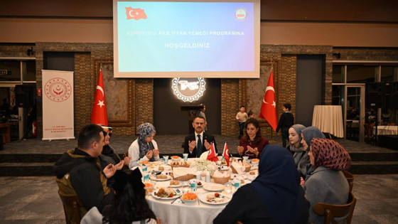 Aktaş çifti koruyucu aileler ve çocuklarla bir araya geldi