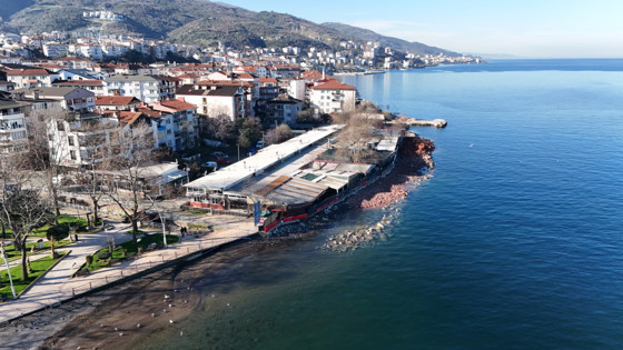 Bir dalga kırıcı set de Değirmendere sahiline