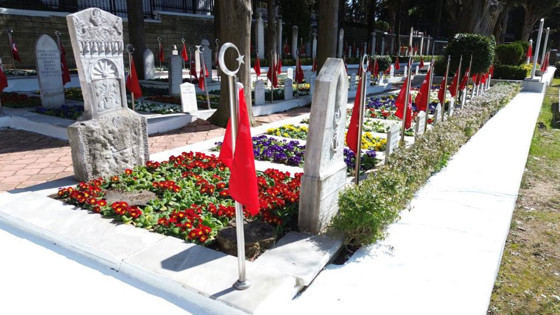 Şehitlikler 18 Mart’a hazırlanıyor