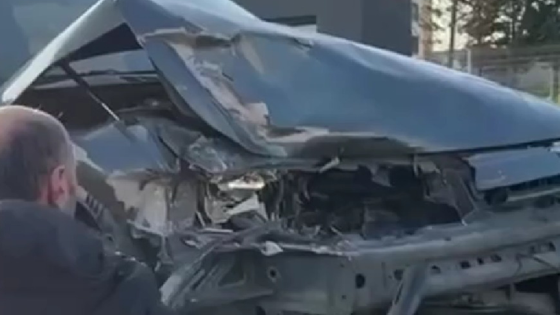 Park halindeki tıra çarptı; Otomobildeki 2 kişi ölümden döndü!