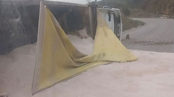 Mıcır yüklü kamyon devrildi!