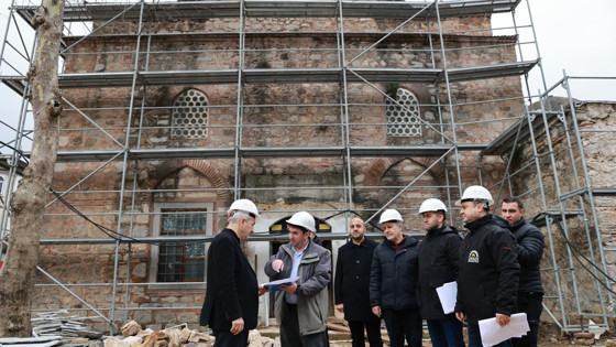 Zinnur Büyükgöz, restorasyon çalışmaları devam eden Tarihi Çarşı Hamamı’nı inceledi