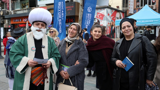 İzmit'te edebiyat kahramanları sokaklara indi