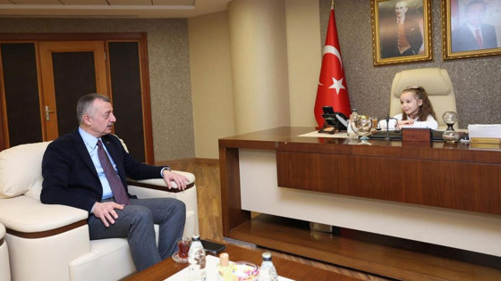 Koltuğu devralan minik başkan ilk talimatlarını verdi