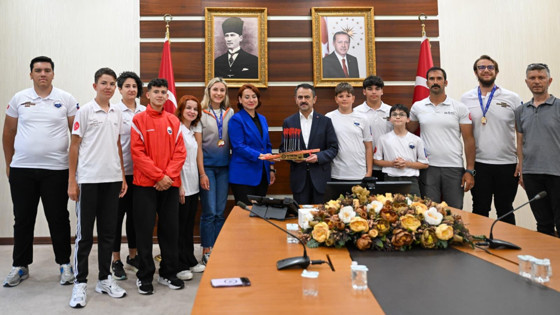 Türkiye Şampiyonu Olan Kocaeli Kürek ve Su Sporları Spor Kulübü Sporcuları, Vali İlhami Aktaş’ı ziyaret etti
