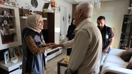 "Alo Evlat" ekipleri bayramda yaşlıları yalnız bırakmadı