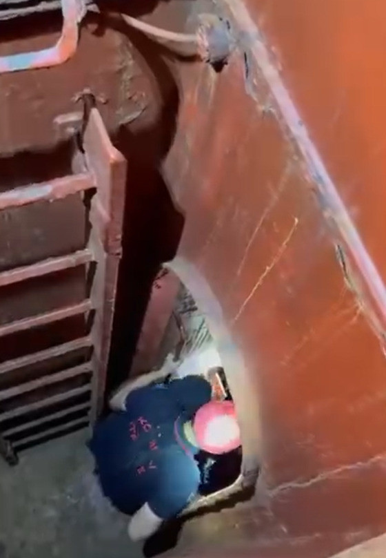 Limanda çalışan işçi geminin ambarına düştü! - Resim : 1