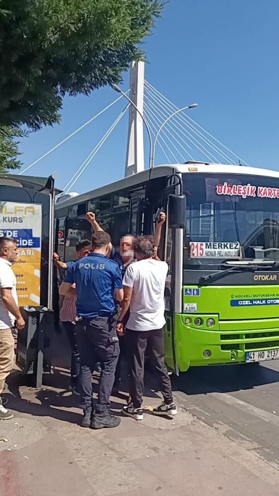 Tartıştığı yolcuyu demir sopayla kovalayan şoför tutuklandı - Resim : 1