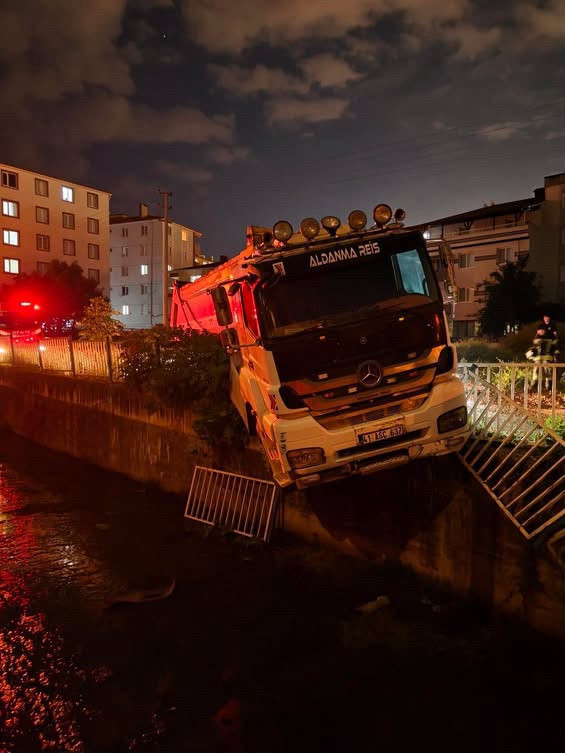 Freni boşalan kamyon dere yatağına u&ccedil;tu G&uuml;r&uuml;lt&uuml;y&uuml; duyan sokağa koştu! - Resim : 1
