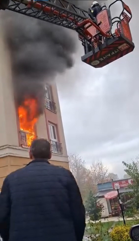 Dumandan etkilenen vatandaşa oksijen maskesini vermişti... "Önceliğimiz insan" - Resim : 3