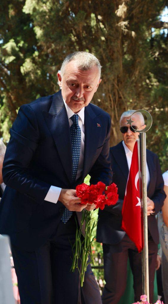 15 Temmuz’da şehitler unutulmadı: İlhami Aktaş ve Tahir Büyükakın, dua okudu, karanfil bıraktı - Resim : 5