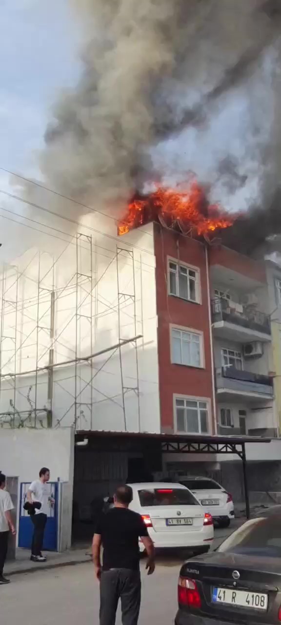 Çatı katında çıkan yangın yürekleri ağza getirdi... Korku ve panikle terk ettiler! - Resim : 5