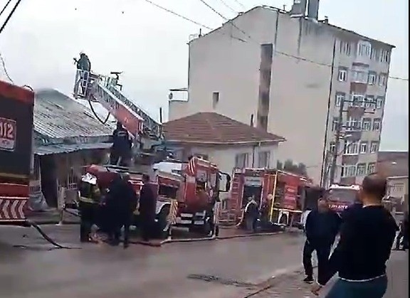 Yanan evde kalan felçli vatandaş son anda kurtarıldı! - Resim : 1