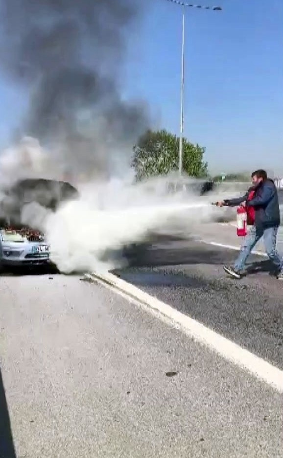 D100'de otomobili yandı... Çaresizce izledi! - Resim : 4