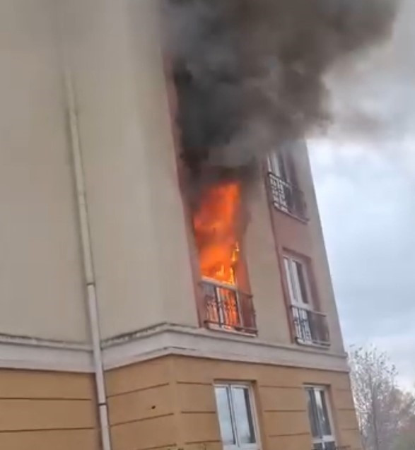 Kocaeli'de korkutan yangın: İtfaiye eri, oksijen maskesini vatandaşa verdi! - Resim : 2