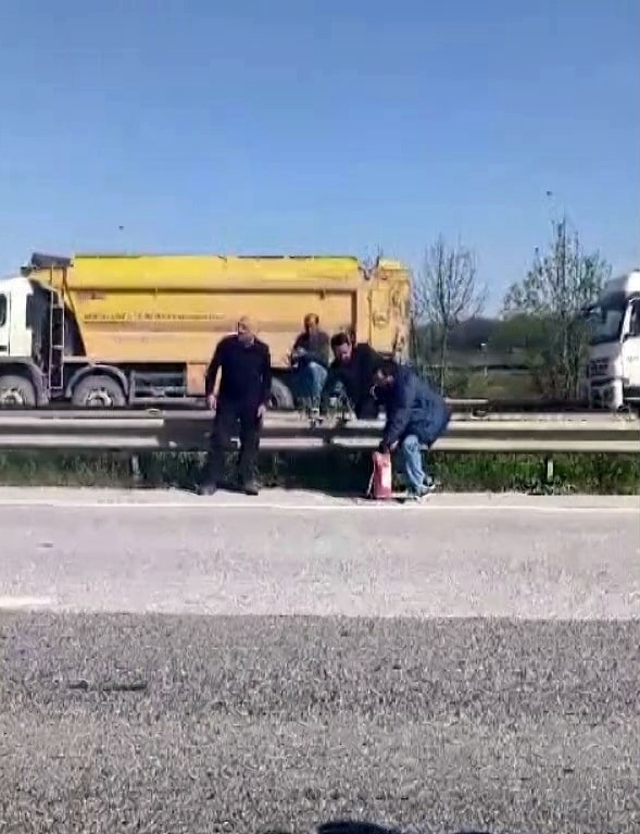 D100'de otomobili yandı... Çaresizce izledi! - Resim : 3
