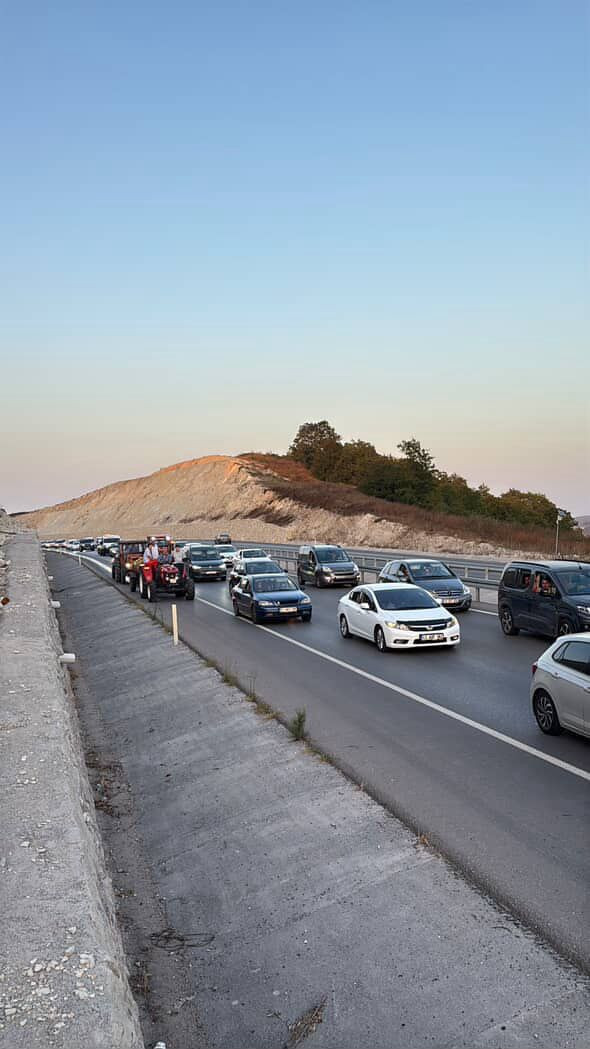 Kandıralıların çöp tesisi direnişi devam ediyor; İzmit-Kandıra yolunu trafiğe kapattılar! - Resim : 1