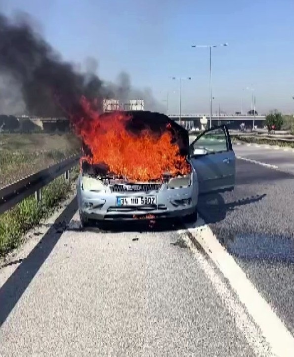 D100'de otomobili yandı... Çaresizce izledi! - Resim : 1