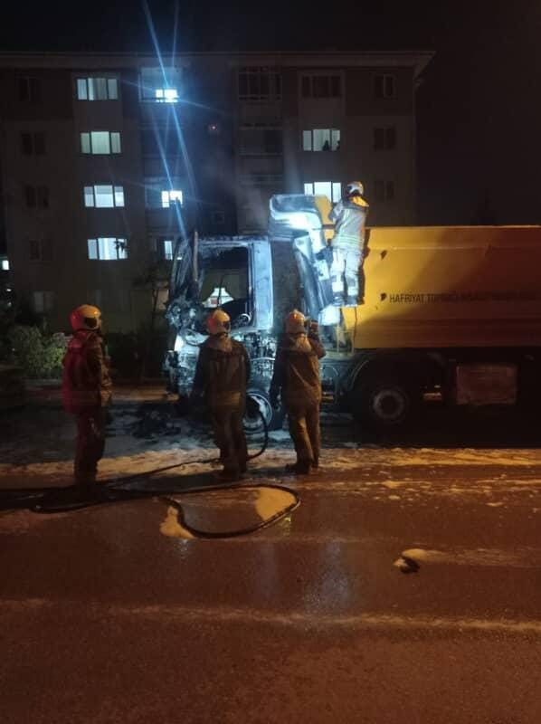 Arızalanan kamyon alev alev yandı! - Resim : 4