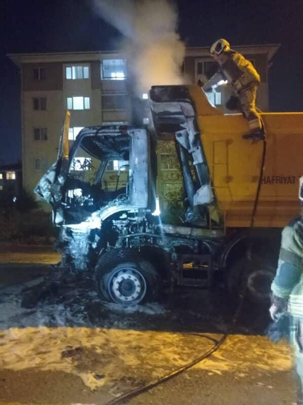 Arızalanan kamyon alev alev yandı! - Resim : 1