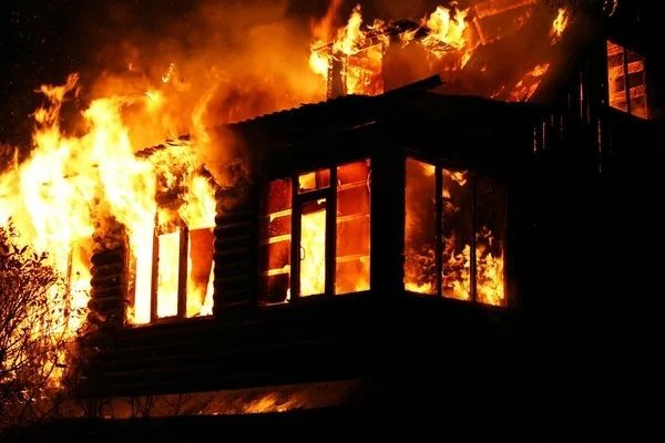 Ünlü şarkıcı evinde çıkan yangında hayatını kaybetti - Resim: 2
