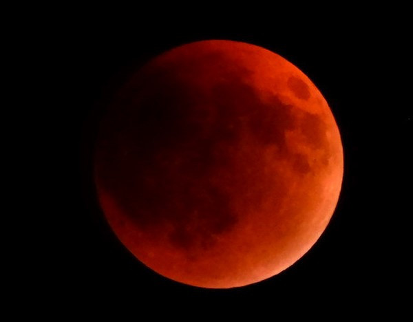 Vatandaşlar kanlı ay tutulması heyecanı yaşadı! - Resim : 1