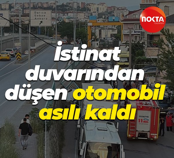 İstinat duvarından alt sokağa düşen otomobil asılı kaldı