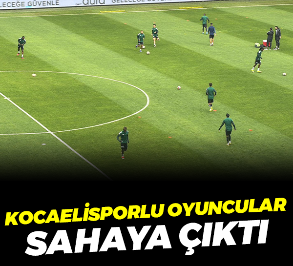 Kocaelisporlu oyuncular ısınmak için sahaya çıktı