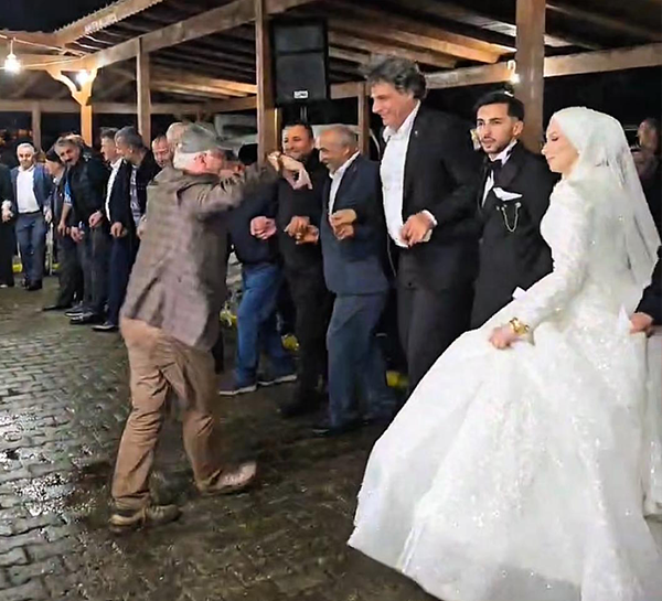 Mustafa Kocaman yağmur altında horon oynadı - Resim : 1