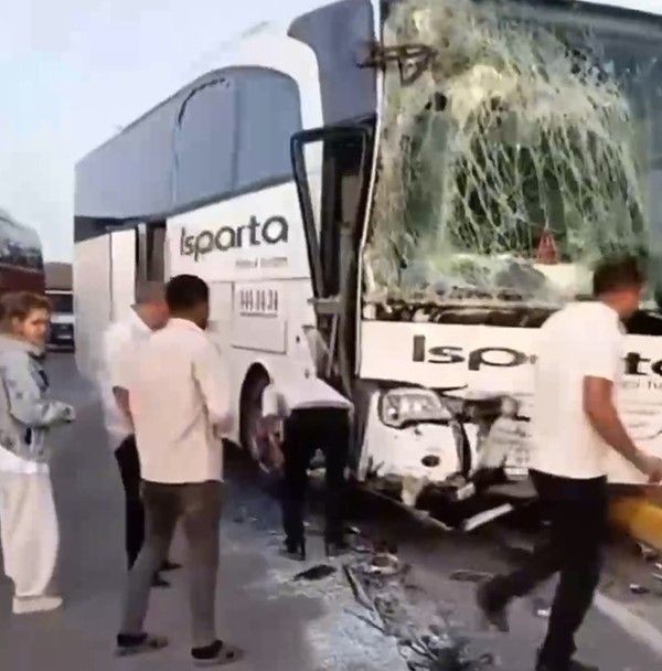Korkutan kaza! İki yolcu otobüsü birbirine girdi! - Resim: 2