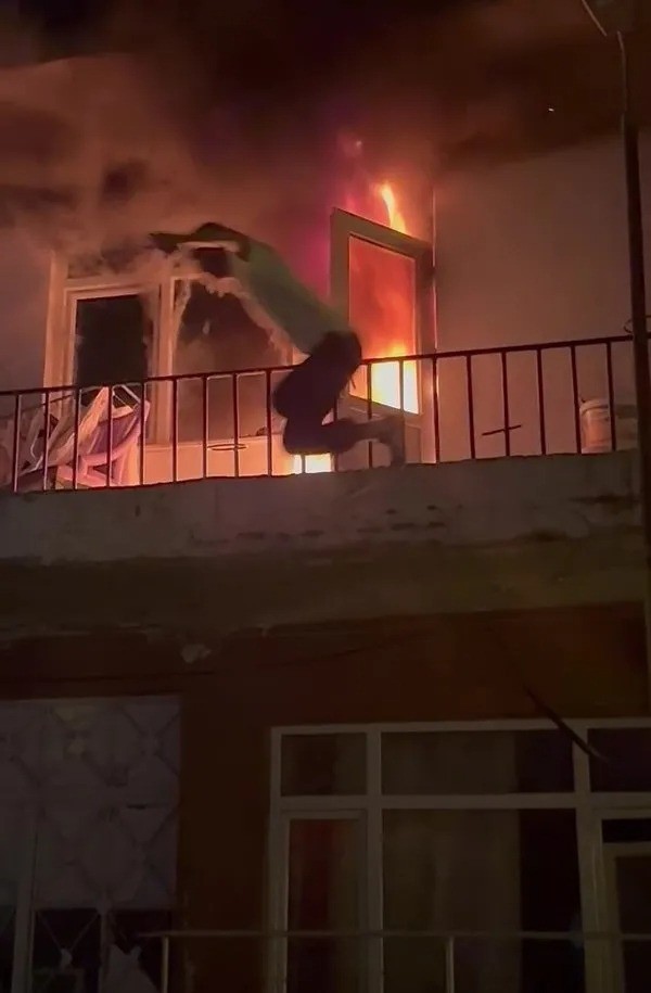 Yanan evden balkondan atlayarak kaçtı - Resim : 2