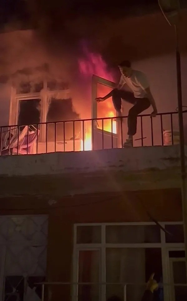 Yanan evden balkondan atlayarak kaçtı - Resim : 1