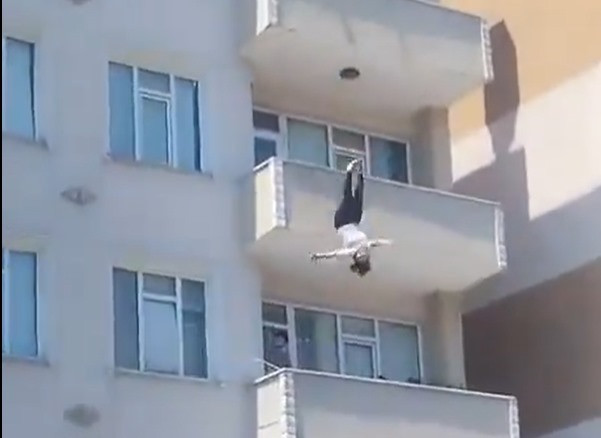Kocaeli’de korkunç olay; Balkona çıktı, kendini attı! - Resim : 2