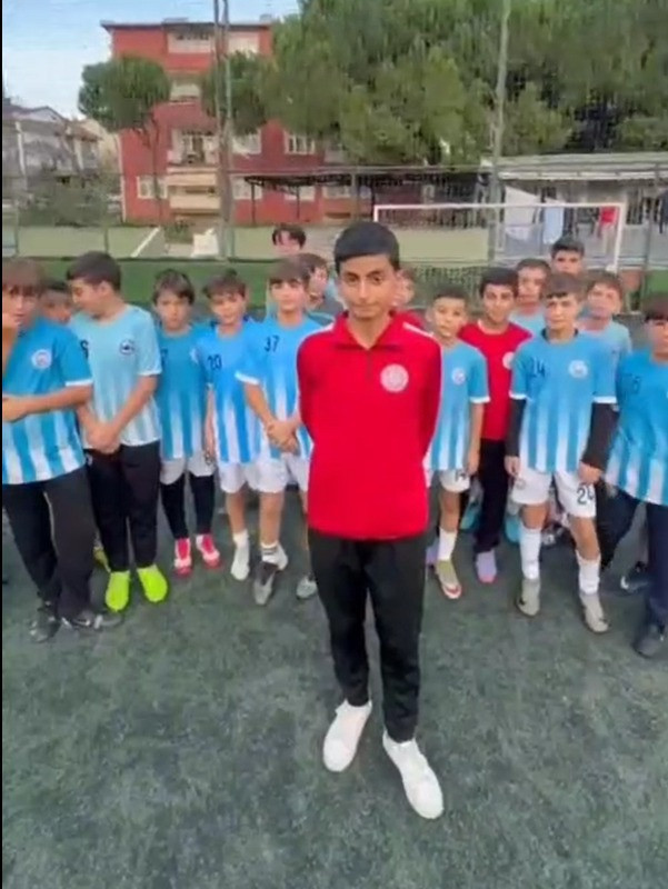 Yavuzspor’dan akıl almaz tepki! Bakıma muhtaç tesislerine evden getirdikleri halı ve kilimleri serdiler! - Resim : 3