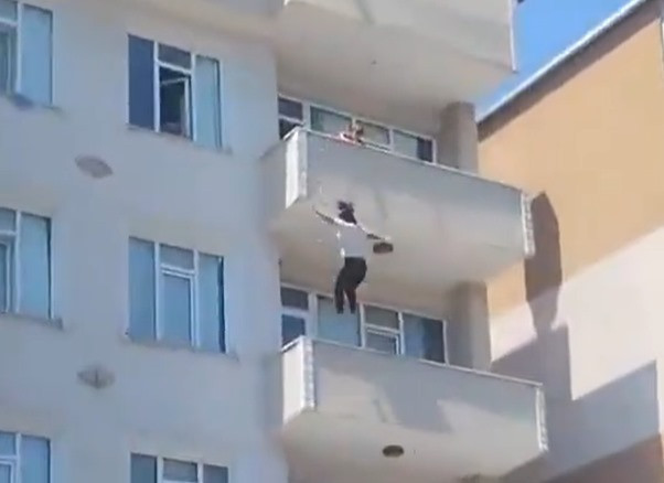 Kocaeli’de korkunç olay; Balkona çıktı, kendini attı! - Resim : 1