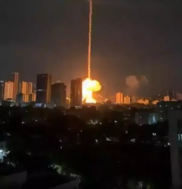 İran, Tel Aviv'i ilk kez yeni nesil füzeler ile İHA'larla vurdu - Resim: 2