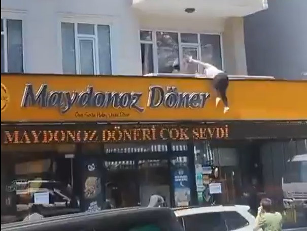 Kocaeli’de korkunç olay; Balkona çıktı, kendini attı! - Resim : 3