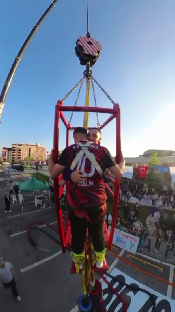 Adrenalin tavan yaptı! Gökyüzünde Çanakkale Türküsü - Resim : 2